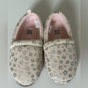Carter’s Beige Paw Print Slippers size 13/1